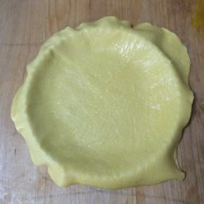 移去保鲜袋，将面片放入派盘