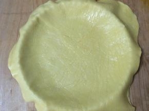 移去保鲜袋，将面片放入派盘