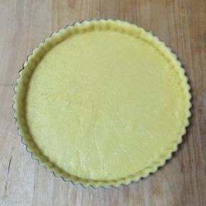 把边缘多余的派皮除去