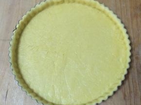 把边缘多余的派皮除去