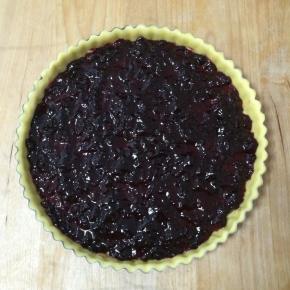 将蓝莓果酱倒入派里，铺均匀