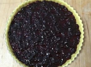 将蓝莓果酱倒入派里，铺均匀