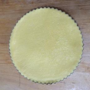 剩下的面团用同样的方法擀成面片，并盖在派表面