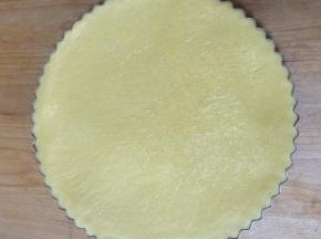 剩下的面团用同样的方法擀成面片，并盖在派表面