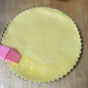 在派皮表面刷一层全蛋液