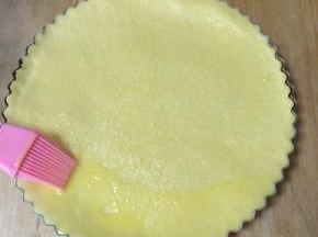 在派皮表面刷一层全蛋液