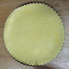 用牙签在派皮表面扎一些小孔，（这步很重要），将派放进预热好220°的烤箱，下层，烘烤25分钟左右，直至表面金黄色即可