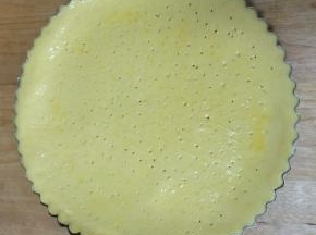 用牙签在派皮表面扎一些小孔，（这步很重要），将派放进预热好220°的烤箱，下层，烘烤25分钟左右，直至表面金黄色即可