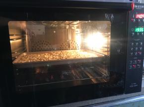 风炉140度，热风烘烤30分钟，平均7分钟左右打开烤箱门搅和一下花生，受热均匀