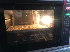 风炉140度，热风烘烤30分钟，平均7分钟左右打开烤箱门搅和一下花生，受热均匀