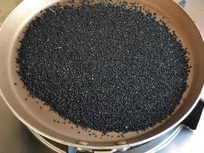 芝麻用平底锅小火炒两分钟炒香