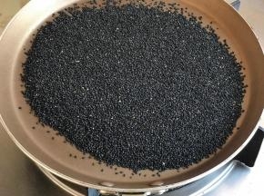 芝麻用平底锅小火炒两分钟炒香
