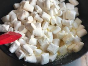 锅中放黄油，最小火，黄油化了加棉花糖