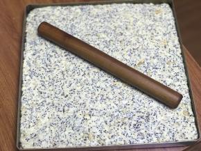 放到不粘烤盘，用擀面杖，压实