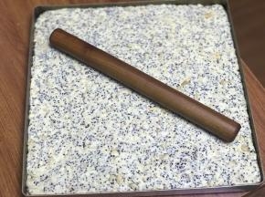 放到不粘烤盘，用擀面杖，压实