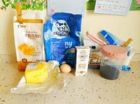 准备好 所有食材！此方子是两个八寸的量，可以提前一天晚上发面，放冰箱冷藏发酵第二天一早拿出回温就可以了！