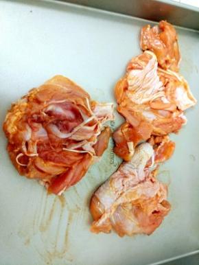 鸡腿肉去除骨头，用奥尔良腌料提前腌制，最少腌制三到四小时，一个琵琶腿做一个披萨，一个大鸡腿，可以做两个披萨！