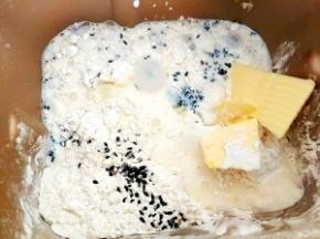 高粉  鸡蛋  黄油 牛奶 糖 奶粉  酵母 盐 黑芝麻 放入面包机  揉成面团，就是用面包  揉面程序  用20分钟！