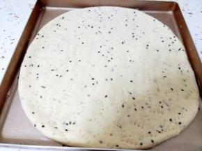 把面团 分成两份，可以醒发一会  面软了，擀成圆形面饼，用叉子  在面饼上均匀扎上眼，然后醒发一小时，看到面饼变胖了，就可以了，放入烤箱150度，烤20分钟，看面饼微微发黄，就可以了！