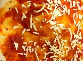 面饼上，先放一层披萨酱，再撒上一层，马苏里拉芝士！