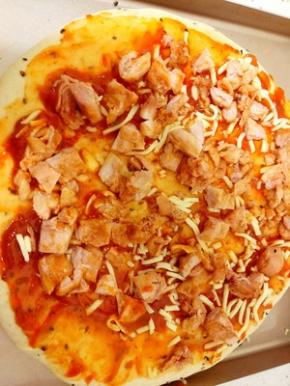 放上烤好的鸡腿肉（腌制好的鸡腿肉 提前煎制 或烤一下）