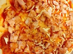 放上烤好的鸡腿肉（腌制好的鸡腿肉 提前煎制 或烤一下）