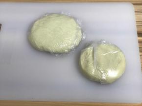 水油皮和油酥面团分别和面，水油皮揉至拓展阶段，手套膜，醒面20分钟