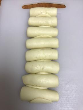 8个都做好，盖保鲜膜，醒面20分钟