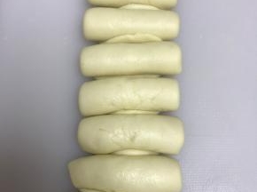 8个都做好，盖保鲜膜，醒面20分钟