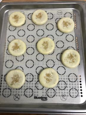 刷一层水，撒芝麻，也可以刷蛋液，随意