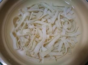 天冷，用温水泡20分钟，一定要用温水