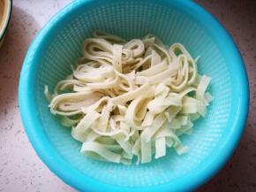 泡好后，倒出来，滤干水，这里是重点，一定要滤至少30分钟，不然之后的豆丝很有可能会是夹生，硬的，极其难吃，干豆丝一定要注意这个问题，前面用温开水也是为了避免夹生不熟的现象！