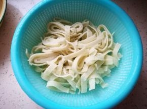 泡好后，倒出来，滤干水，这里是重点，一定要滤至少30分钟，不然之后的豆丝很有可能会是夹生，硬的，极其难吃，干豆丝一定要注意这个问题，前面用温开水也是为了避免夹生不熟的现象！