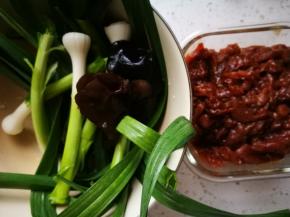 准备蒜苗，黑木耳，拌好的瘦肉丝，前面食谱多次提到过瘦肉丝的调味！