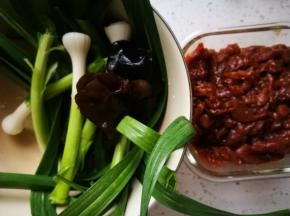 准备蒜苗，黑木耳，拌好的瘦肉丝，前面食谱多次提到过瘦肉丝的调味！