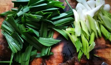 蒜苗，黑木耳切段，蒜白和蒜青分开