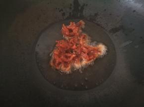 锅烧热，倒入花生油，要多给些油！下入肉丝翻炒，其实用猪油更好！有猪油建议用猪油，很香的！