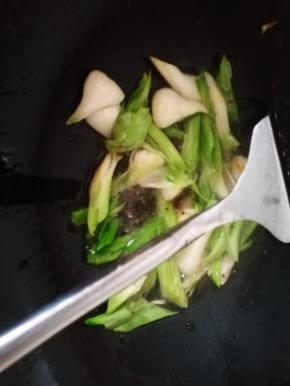 肉丝炒熟 要炒熟后捞出，放入蒜白，炒变色，出香味