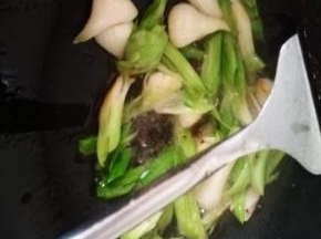 肉丝炒熟 要炒熟后捞出，放入蒜白，炒变色，出香味