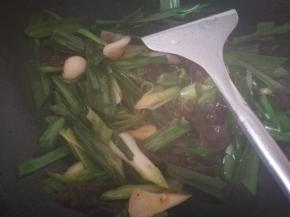 放入蒜青和黑木耳翻炒