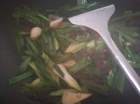 放入蒜青和黑木耳翻炒