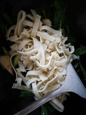 蒜青变色立即倒入豆丝，转小火，这里一定要小火，豆丝和面条不同，是脆的，易断，尤其泡过的干豆丝