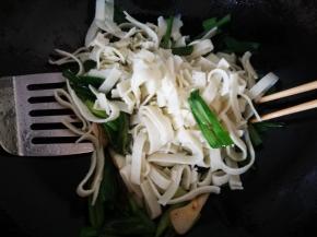 筷子上场，豆丝要油多，小火，另外用筷子来炒，铲子作为辅助工具。这样豆丝才不会结快，变成一团！注意这3点才能炒出好吃的豆丝