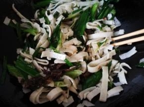 豆丝容易粘锅，然后和面条不同，是脆的，刚才泡的过程中已经断了很多，所以后面会有很多短小的豆丝，正常的！ 如果是新鲜湿豆丝，这种情况就会好很多！