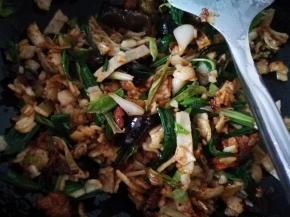 倒入生抽，炒均匀，之后倒老抽，盐，炒匀，炒出香味，加上黑胡椒就可以起锅了！