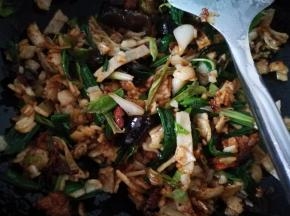 倒入生抽，炒均匀，之后倒老抽，盐，炒匀，炒出香味，加上黑胡椒就可以起锅了！