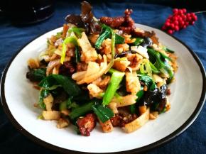 好香！蒜苗跟豆丝是绝配，还有腊肉！