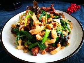 好香！蒜苗跟豆丝是绝配，还有腊肉！