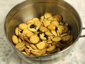 小奇福可以手动踩碎一点，也可以不掰，和果仁混合搅匀