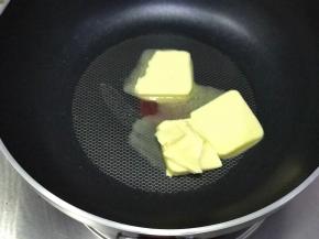 准备不粘锅，厚点的，开最小火，否则容易糊，放入黄油融化